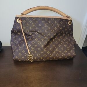 Excellent Conditon Authentic Louis Vuitton Artsy Monogram Bag